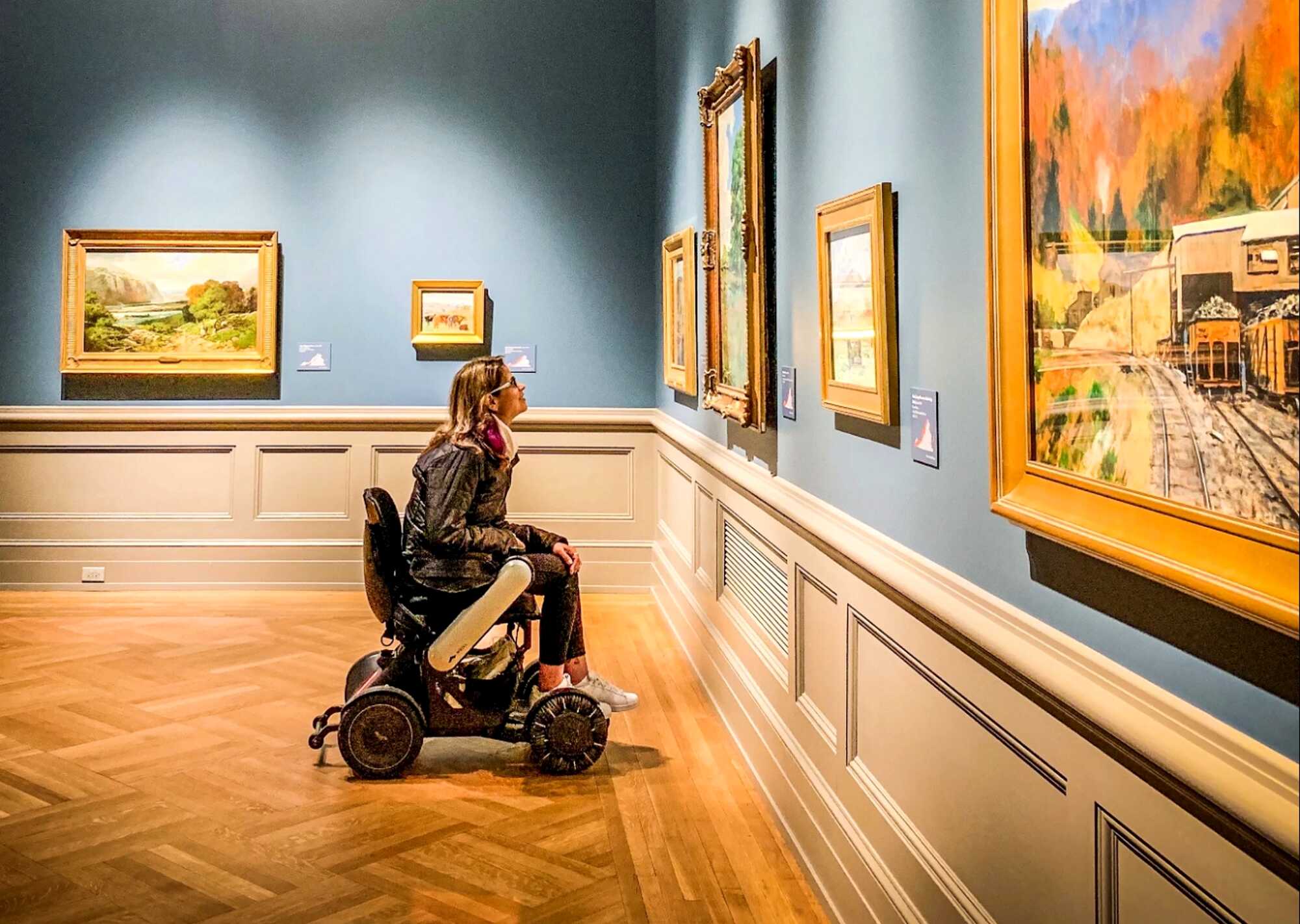 kerekesszekes a muzeumban